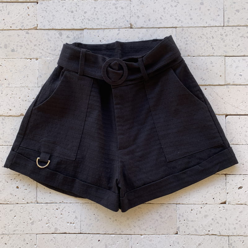 SHORT LINHO CINTO E BARRA DOBRADA PRETO Dondoca Moda Feminina