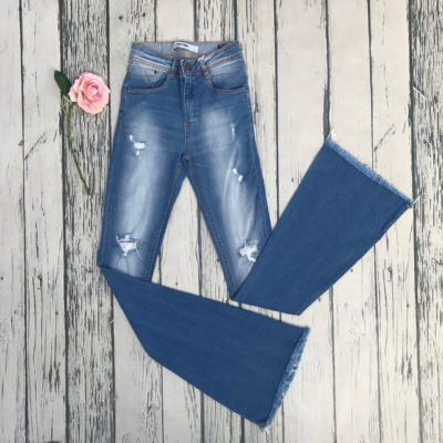 calça jeans flare rasgadinha