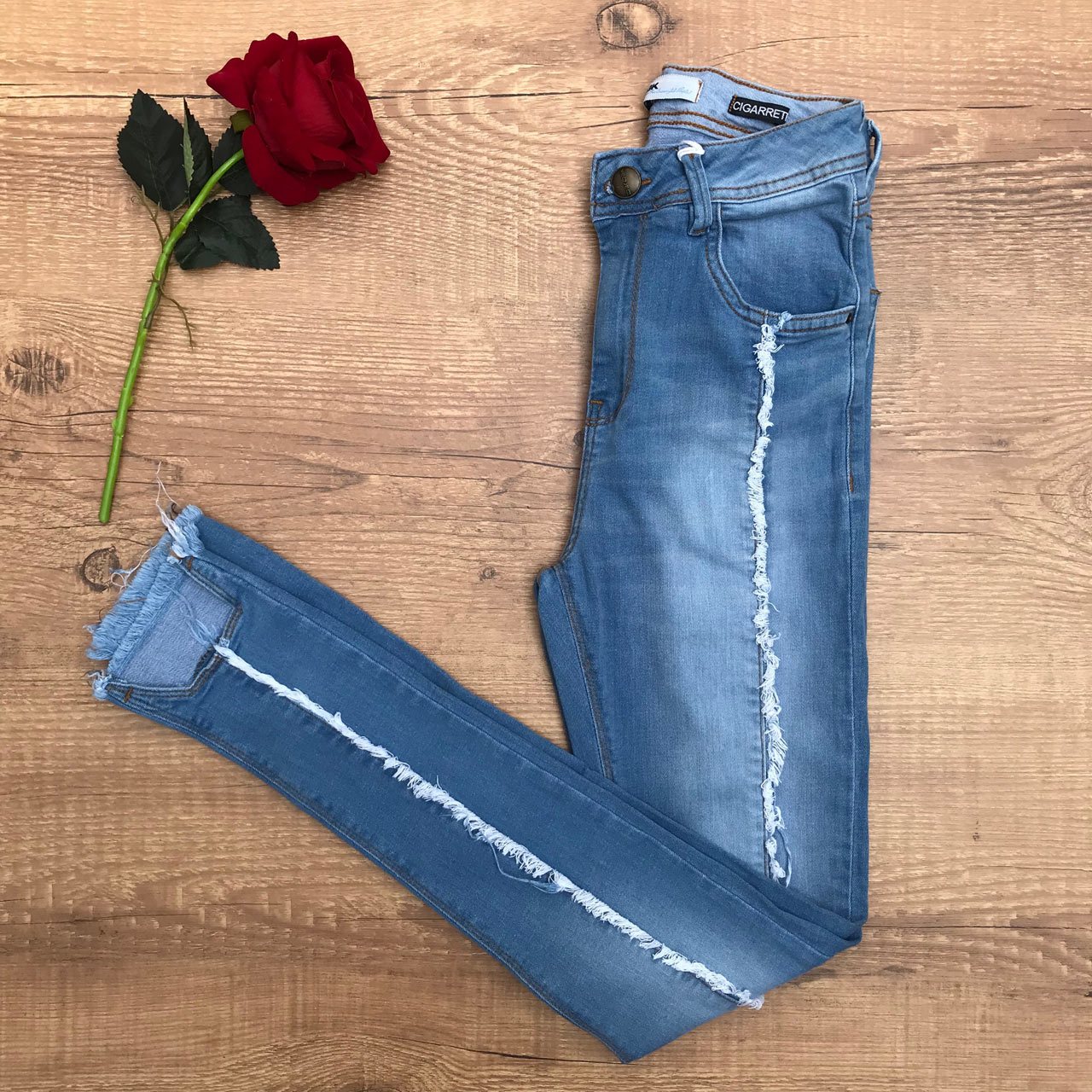 calça jeans desfiada embaixo