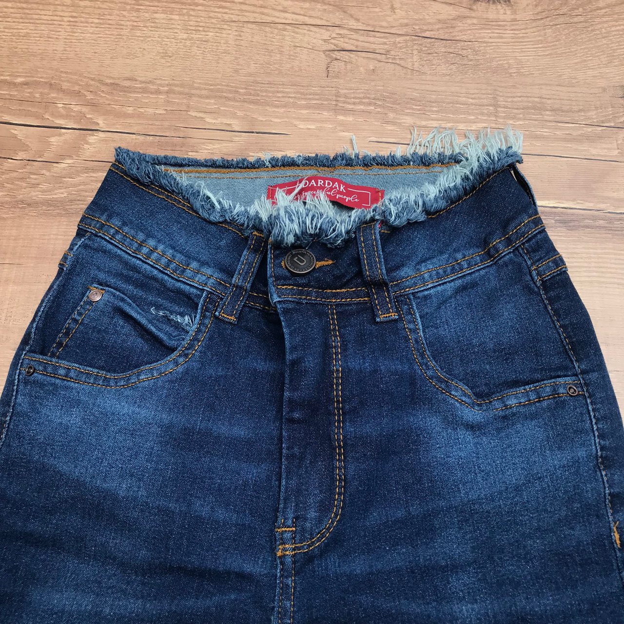 calça jeans feminina desfiada na cintura