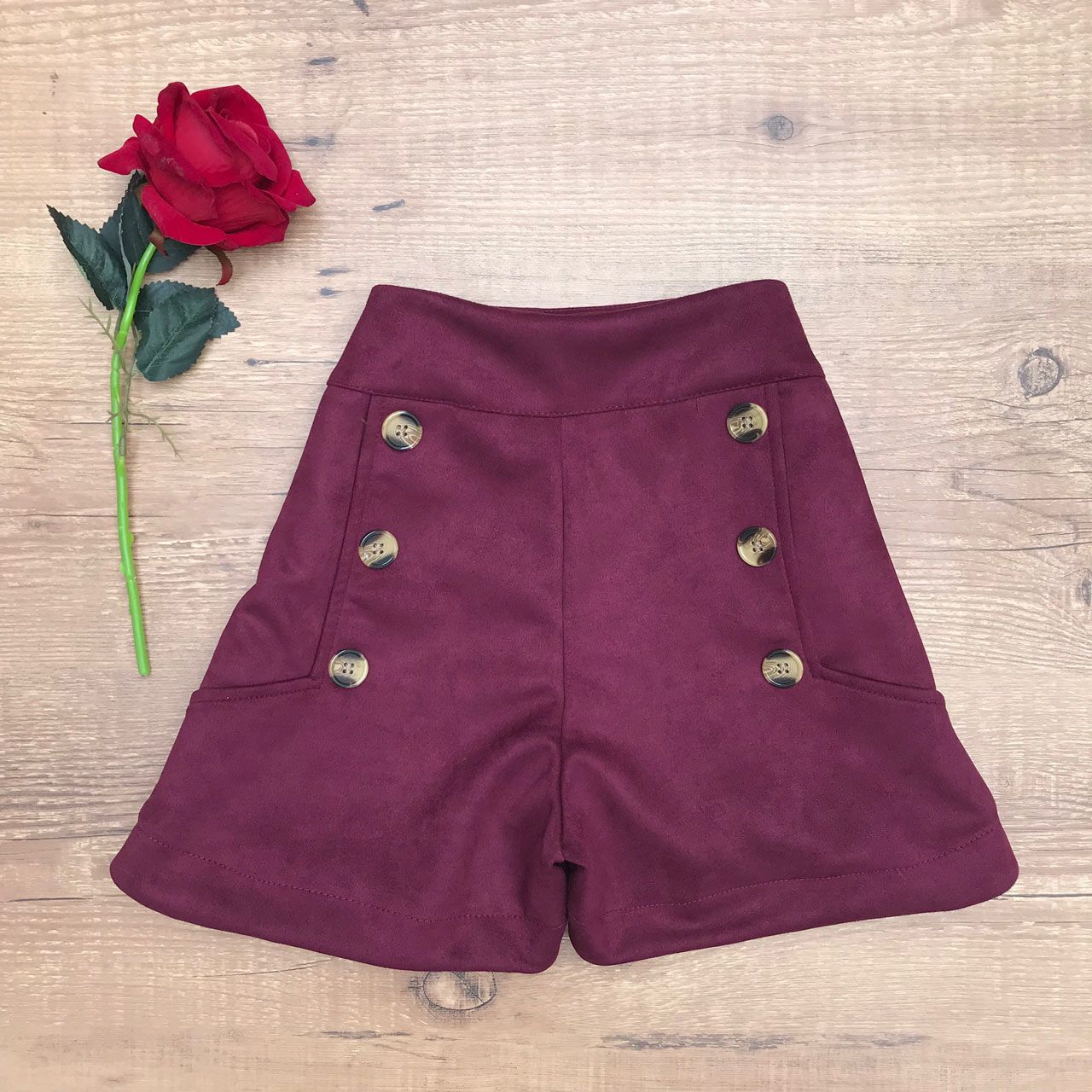 SHORT SUEDE COM BOTÕES