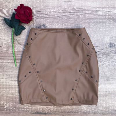 SAIA COURINHO COM SPIKES CARAMELO FENDA 2.0