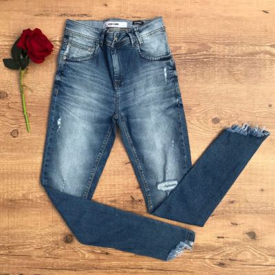 CALÇA JEANS SKINNY RASGADINHA BARRA ASSIMÉTRICA