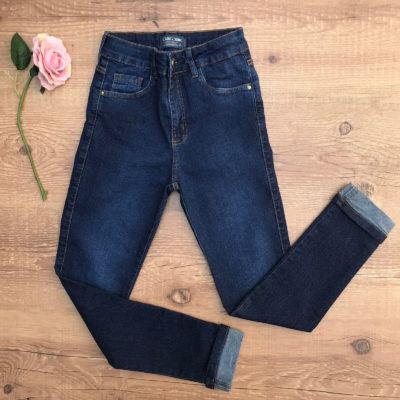 calça jeans feminina com a barra dobrada