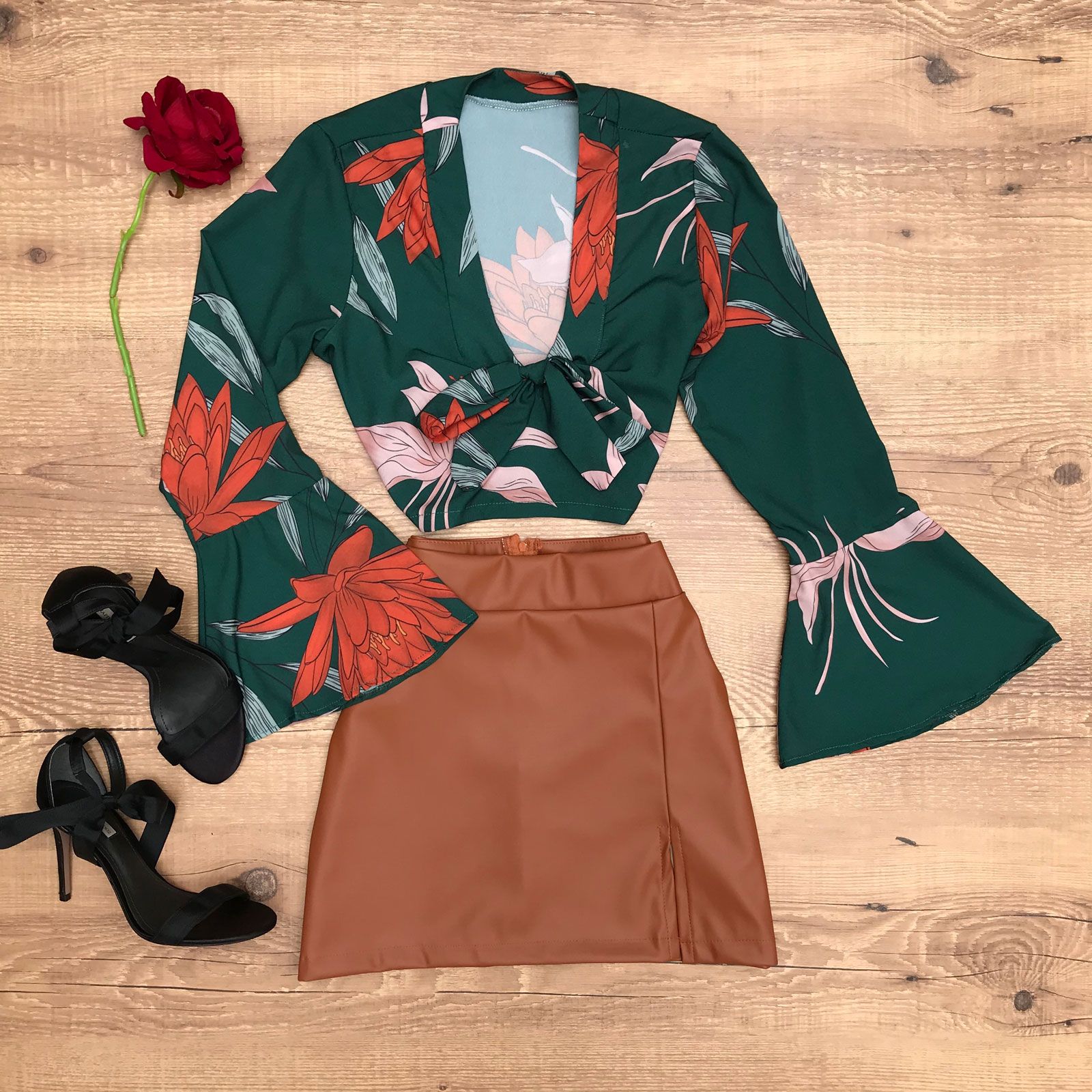 CROPPED MANGA FLARE LACINHO NO DECOTE MINI SAIA COURINHO COM FENDA