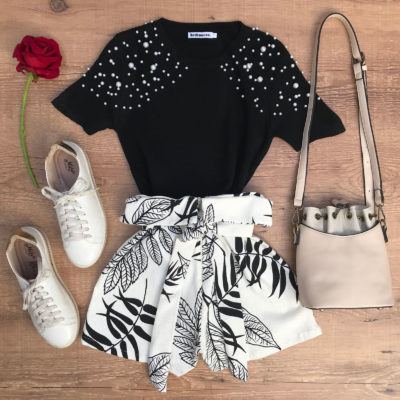 T-SHIRT COM PÉROLAS NO OMBRO