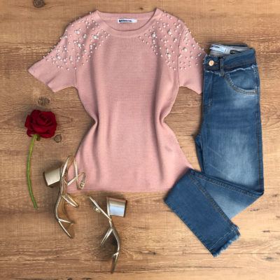 T-SHIRT COM PÉROLAS NO OMBRO