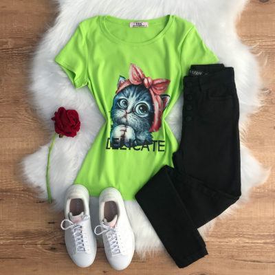 T-SHIRT COM APLICAÇÃO