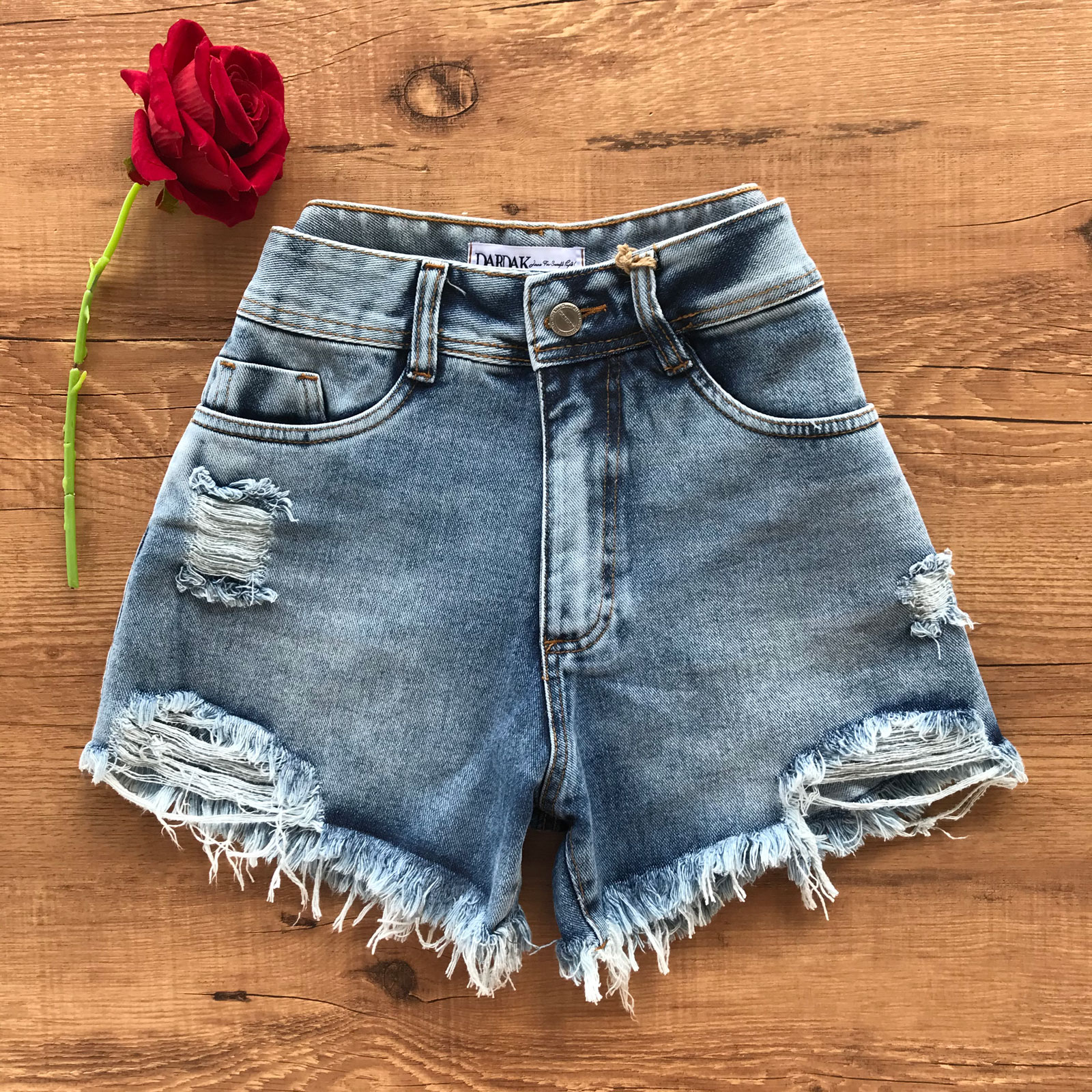 Short feminino fashion rasgadinho