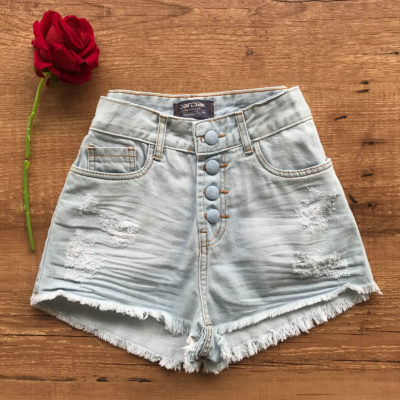 SHORT JEANS CLARO BOTÕES ENCAPADOS