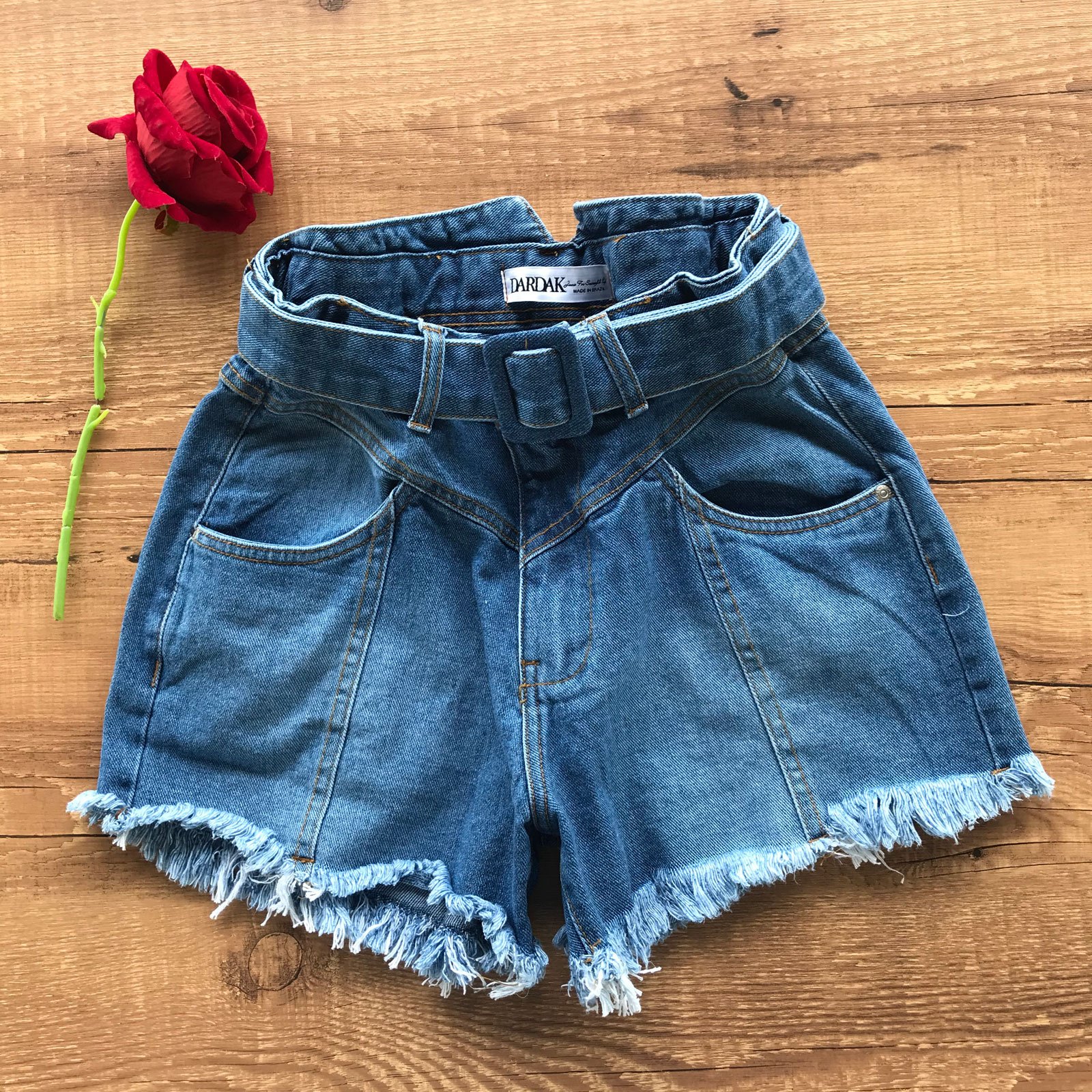 Shorts fashion com cinto jeans