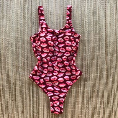 Body Maiô Costas Aberta - Estampa Beijos