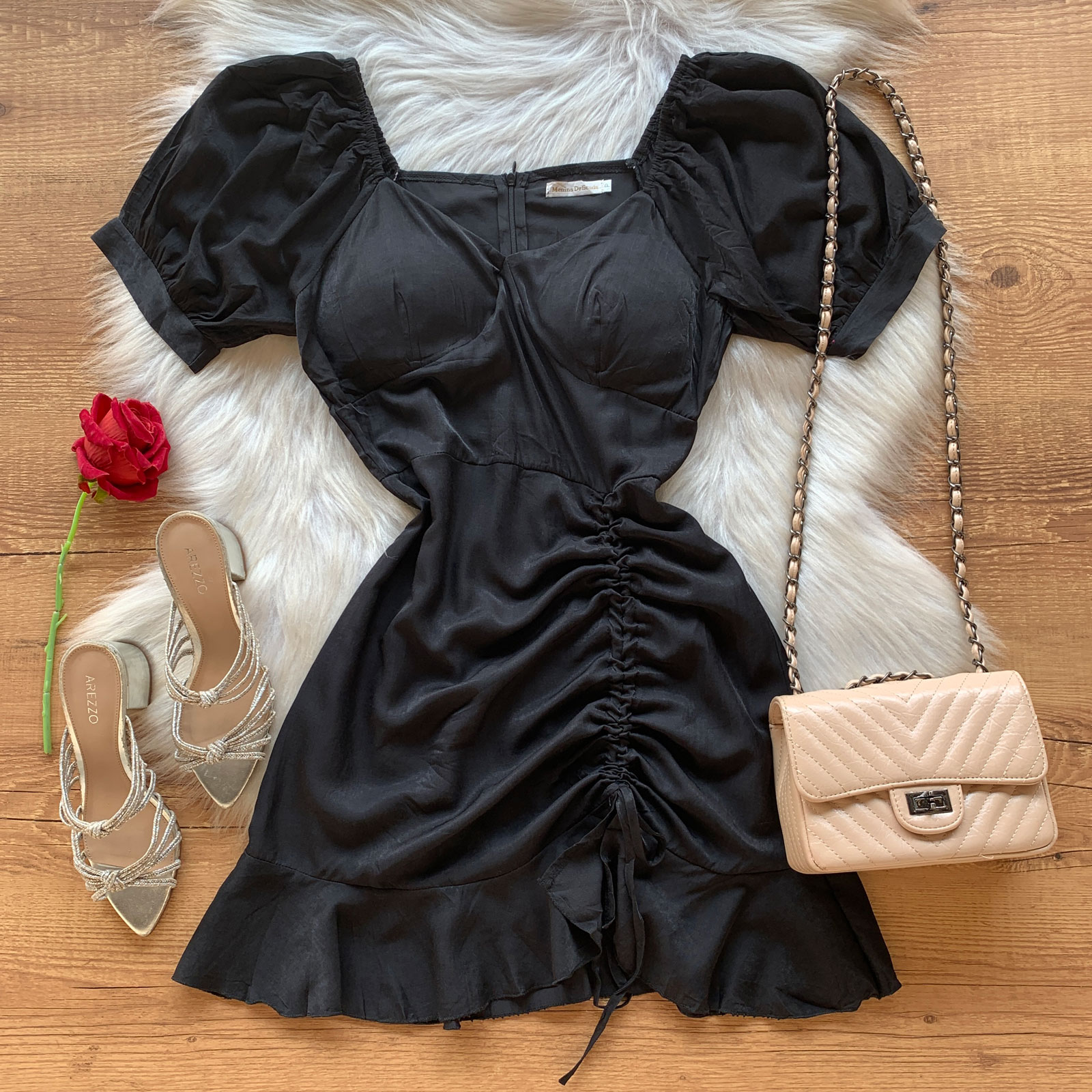 Vestido Curto Fenda Babados Preto