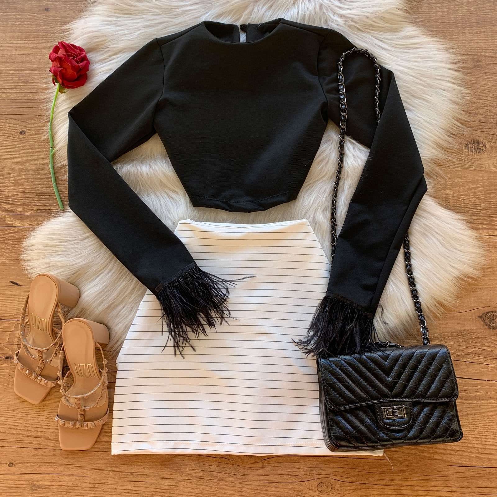 CONJUNTO CROPPED COM PLUMAS CONJUNTO CROPPED COM PLUMAS