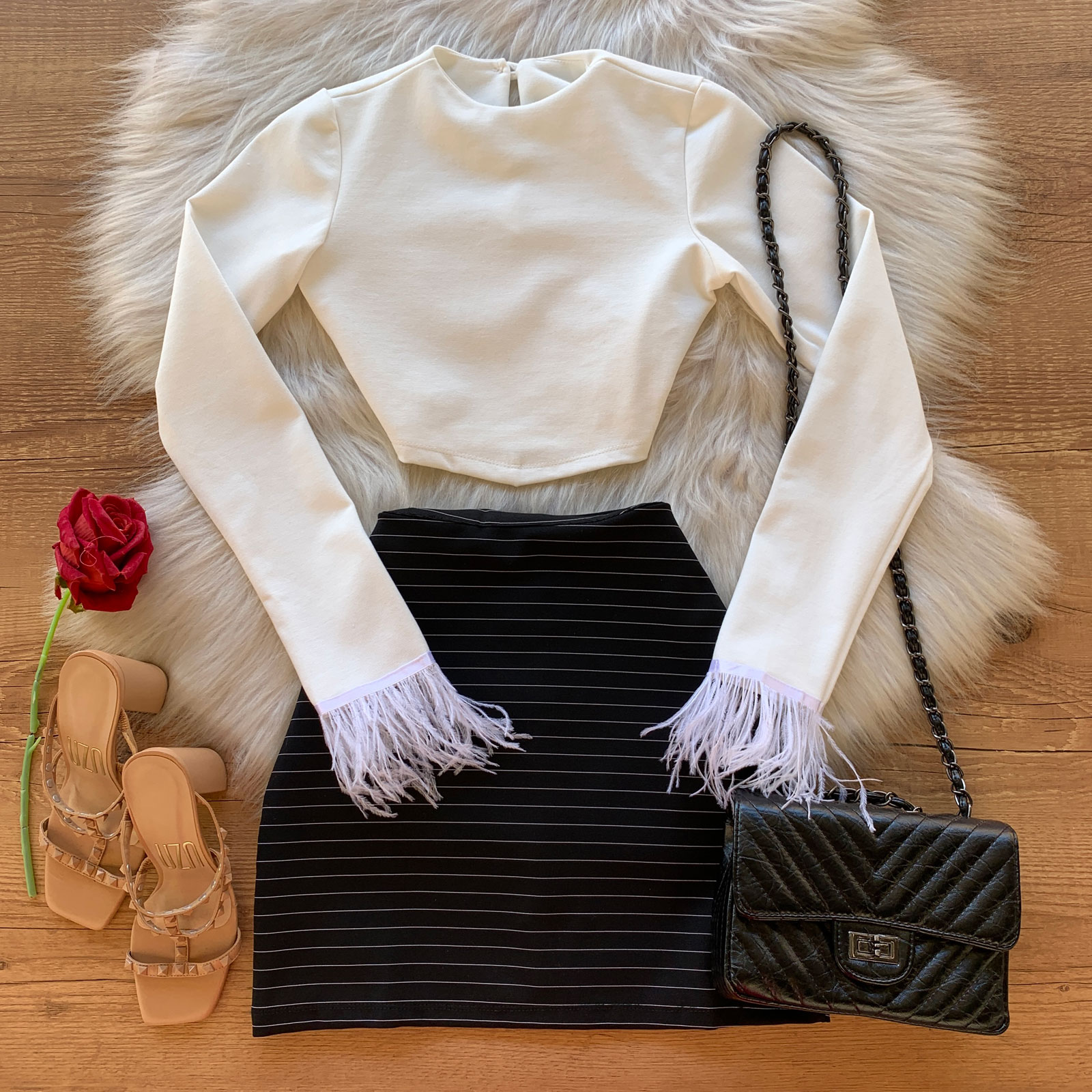 CONJUNTO CROPPED COM PLUMAS CONJUNTO CROPPED COM PLUMAS