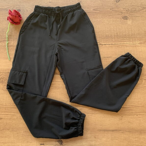 CALÇA CARGO CREPE PRETA