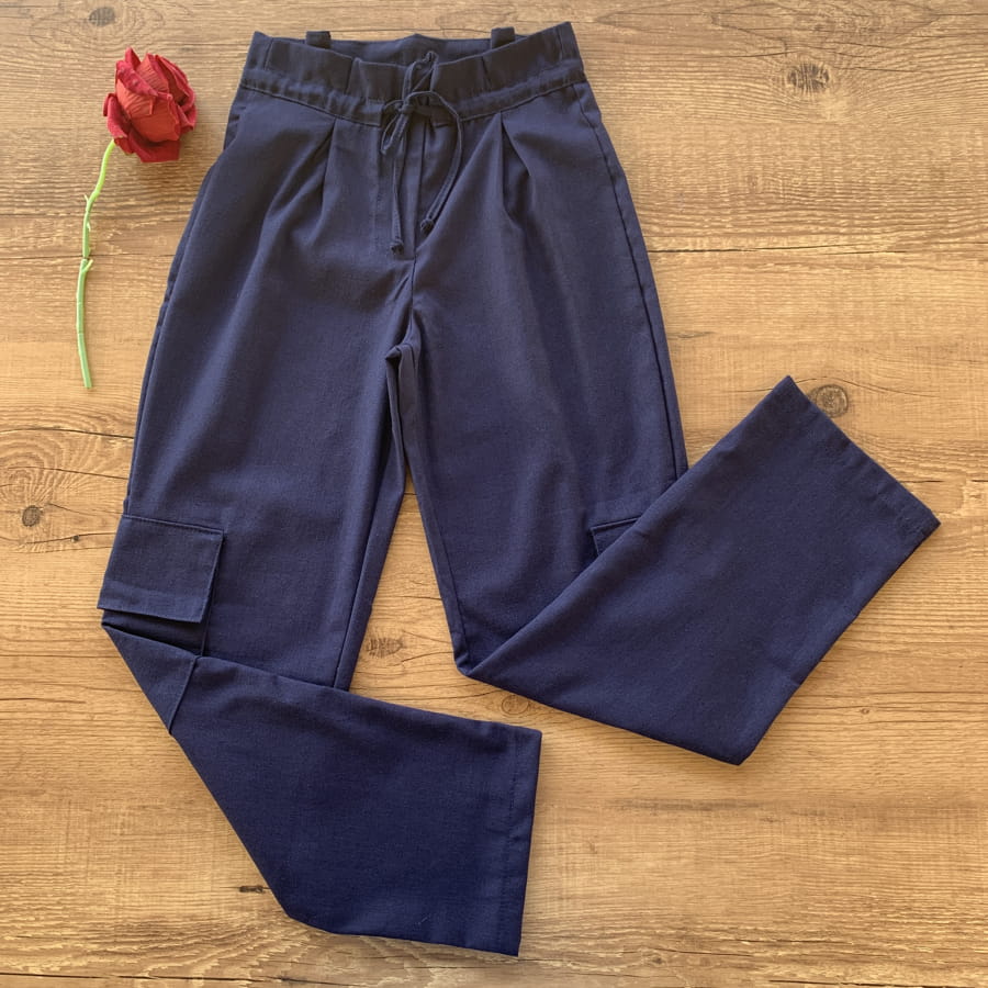 Calça cargo feminina CALÇA CARGO LINHO COM AMARRAÇÃO MARINHO