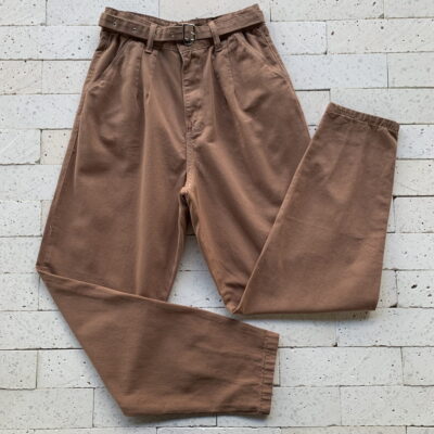 CALÇA CENOURA SARJA COM CINTO MARROM