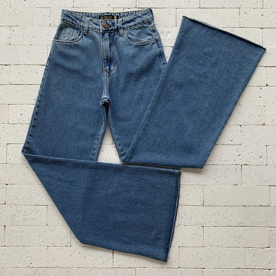Calça Cropped Flare em Jeans com Botão de Coração Azul