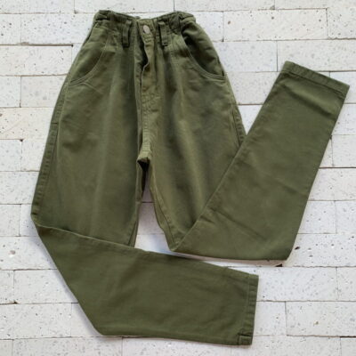 CALÇA JEANS MOM DETALHE PENCES COLOR VERDE MILITAR