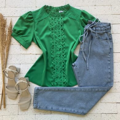 BLUSA GRIPIER FRONTAL COM BABADOS NA GOLA VERDE