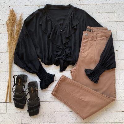 CROPPED MANGA LONGA COM BABADOS E PUNHO DRAPEADO PRETO