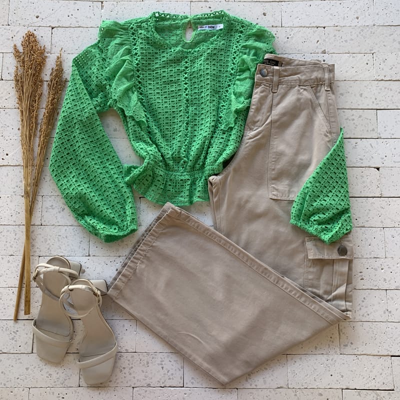 CROPPED MANGA LONGA EM LAISE COM BABADOS LUXO VERDE CROPPED MANGA LONGA EM LAISE COM BABADOS LUXO VERDE