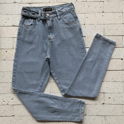 CALÇA JEANS MOM PREMIUM COM CINTO ARGOLA EMBUTIDO