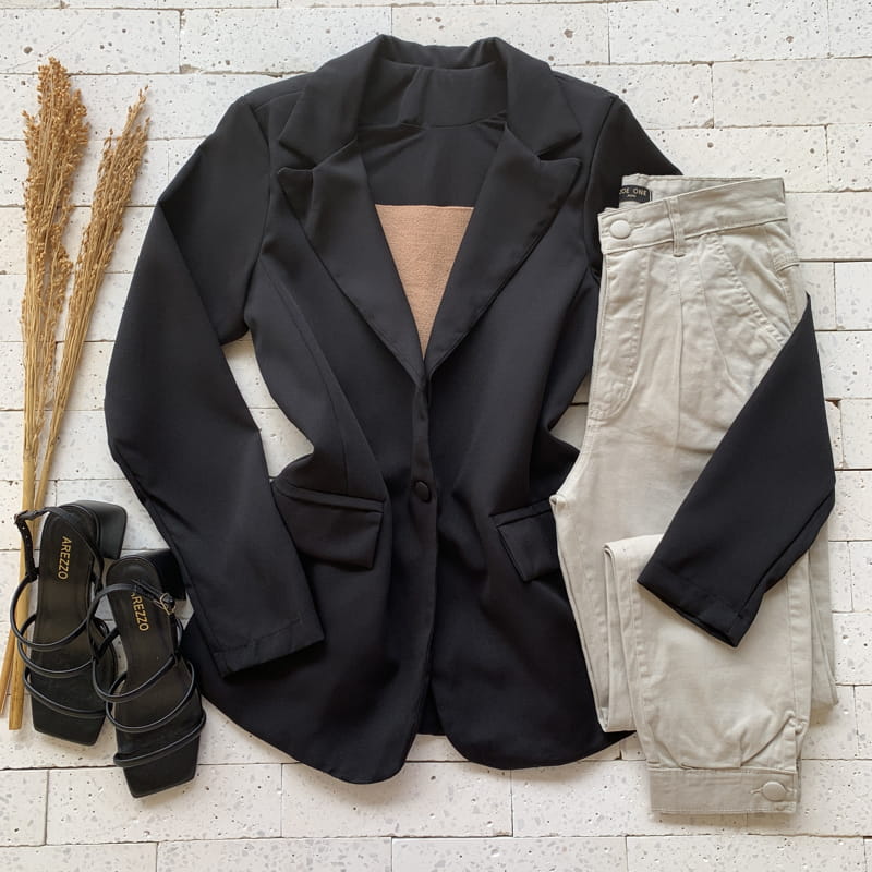 Blazer Alfaiataria Premium Alongado Básic com Ombreiras Preto Blazer Alfaiataria Premium Alongado Básic com Ombreiras Preto