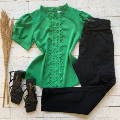 Blusa com Gripier Frontal e Pregas na Gola Verde