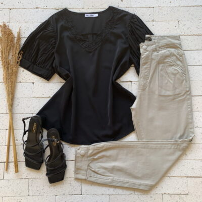Blusa Manga Plissada e Decote em Gripier Preta