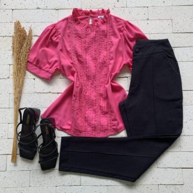 Blusa com Pregas e Gripier Trabalhado Pink