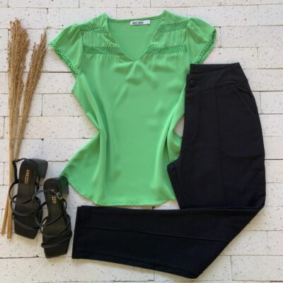 Blusa Gola V Detalhe Ponto Vazado e Gripier na Manga Verde