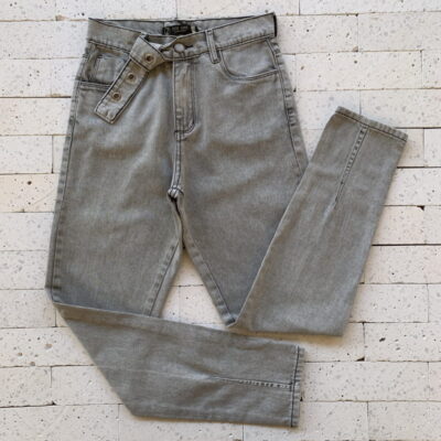 CALÇA JEANS ACINZENTADO MOM PREMIUM COM CINTO ARGOLA EMBUTIDO