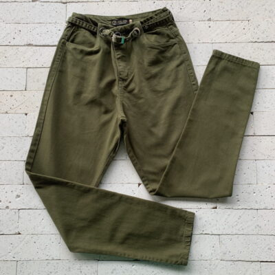 CALÇA JEANS COLOR COM CINTO VERDE MILITAR