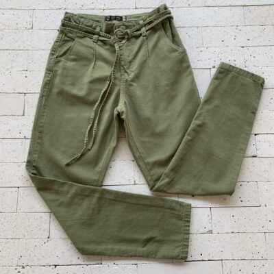 CALÇA JEANS MOM CINTO DUPLO COM ARGOLA COLOR VERDE MILITAR
