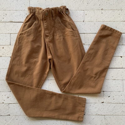 CALÇA JEANS MOM DETALHE PENCES COLOR CARAMELO