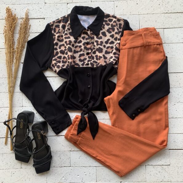 Camisa Cropped com Nózinho Detalhe Animal Print Preta