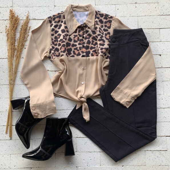 Camisa Cropped com Nózinho Detalhe Animal Print Nude