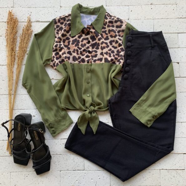 Camisa Cropped com Nózinho Detalhe Animal Print Verde Militar