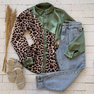 Camisa Acetinada com Animal Print Verde Militar