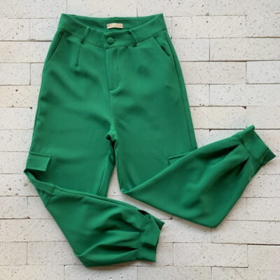 CALÇA CARGO ALFAIATARIA COM BOTÃO NA BARRA VERDE
