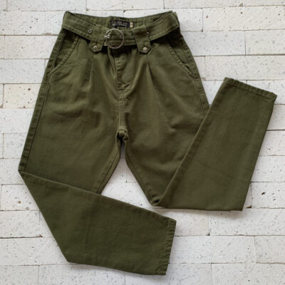 CALÇA JEANS MOM PREMIUM COM CINTO VERDE MILITAR
