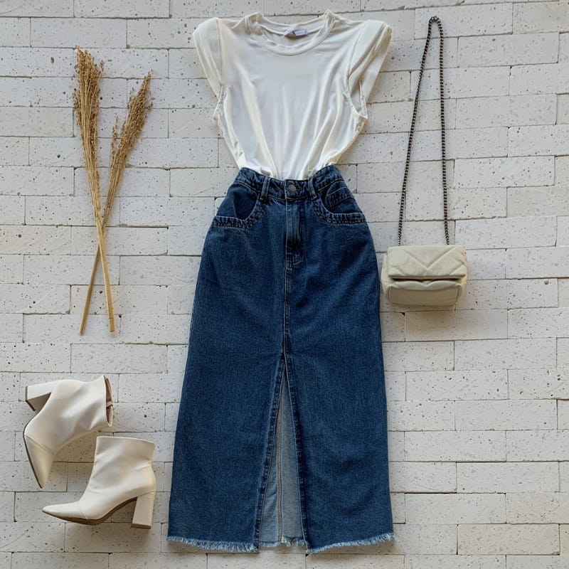 T-SHIRT COM OMBREIRA T-SHIRT COM OMBREIRA