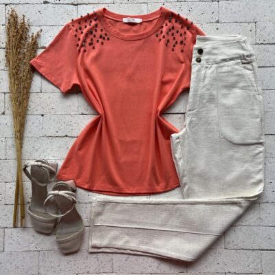 T-SHIRT COM APLIQUE NO OMBRO