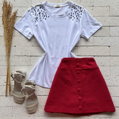 T-SHIRT COM APLIQUE NO OMBRO