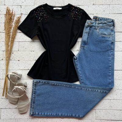 T-SHIRT COM APLIQUE NO OMBRO