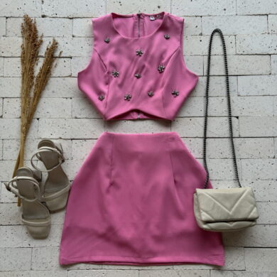 CONJUNTO ALFAIATARIA CROPPED COM APLIQUE E SHORT SAIA ROSA