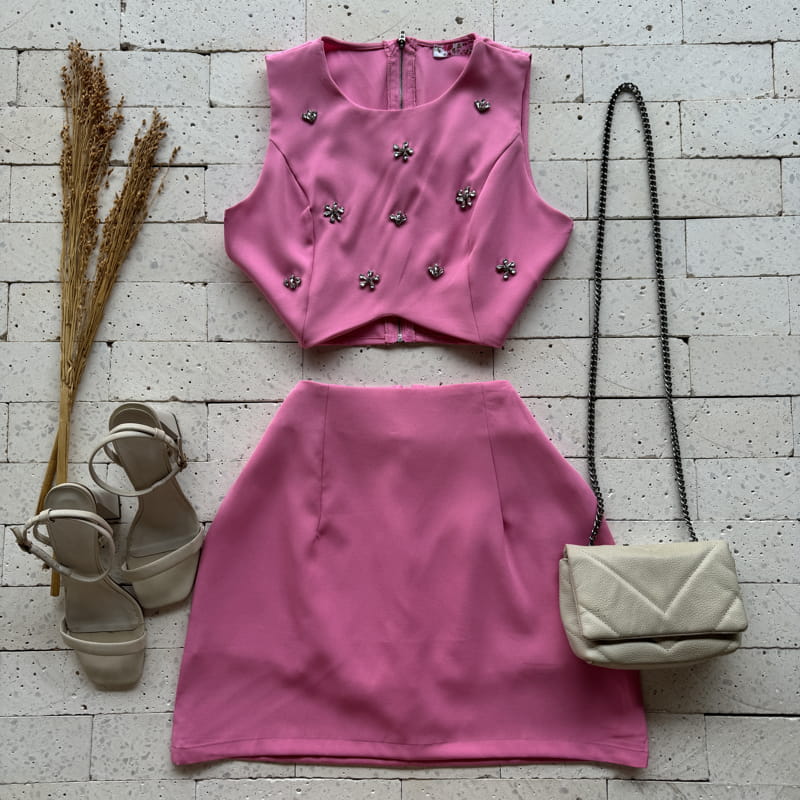 CONJUNTO ALFAIATARIA COM APLIQUE E SHORT SAIA ROSA