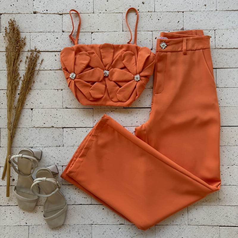 CONJUNTO FLORES COM APLIQUE E CALÇA PANTALONA LARANJA